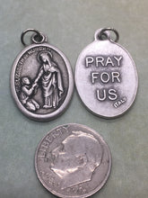 Load image into Gallery viewer, St. Elizabeth of Hungary (1207 - 1231) holy medal