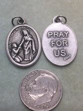 Load image into Gallery viewer, St. Elizabeth of Hungary (1207 - 1231) holy medal

