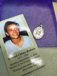 Blessed Chiara Badano prayer card and holy medal gift set - embraced pain makes one free.