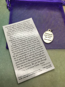 Blessed Chiara Badano prayer card and holy medal gift set - embraced pain makes one free.